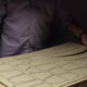 Einzelteile der Designlampe aus Holz