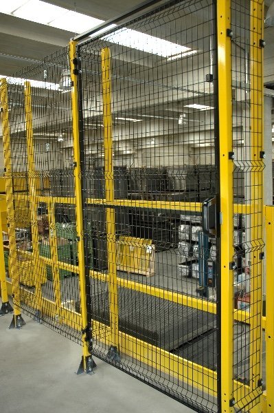 Aufbau Sicherheitseinhausung an CNC Maschine